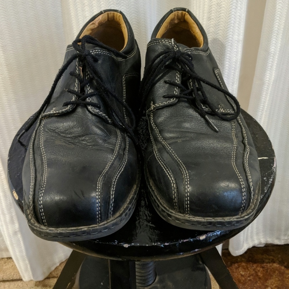 Size 12 leather men Dockers shoes